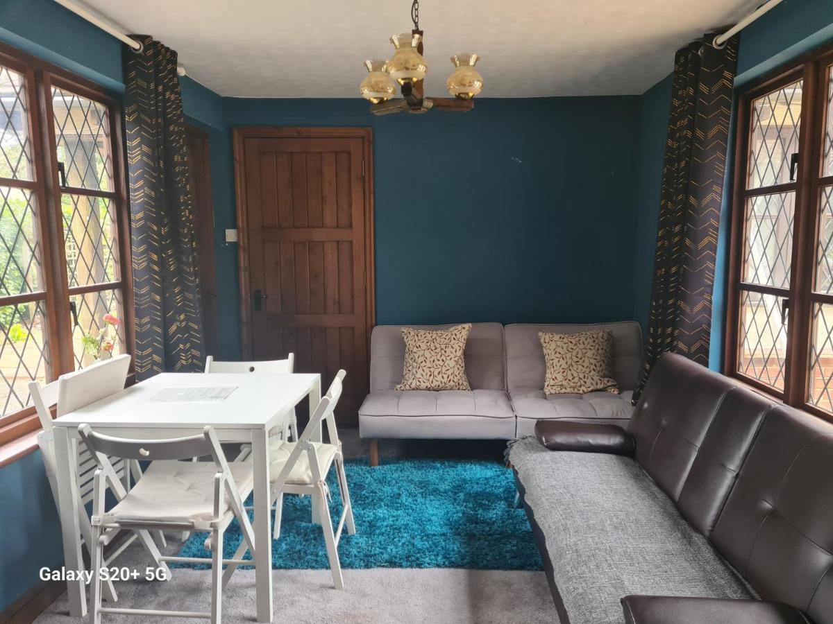The With Gardens And Koi Pond Appartement *
